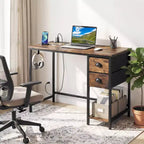 Bureau d'ordinateur avec station de charge, 2 tiroirs en tissu, étagère de rangement et crochet pour casque - Marron rustique et noir