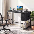 Bureau d'ordinateur avec station de charge, 2 tiroirs en tissu, étagère de rangement et crochet pour casque - Marron rustique et noir