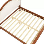 Lit plateforme en bois avec tête de lit capitonnée