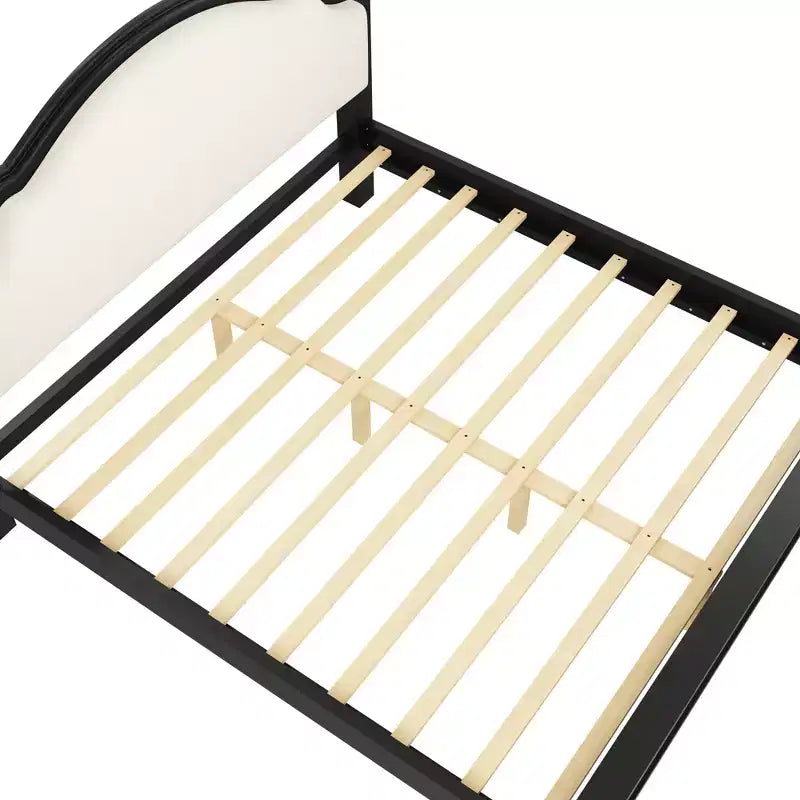 Lit plateforme en bois avec tête de lit capitonnée