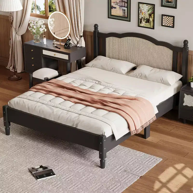 Lit plateforme queen en bois avec tête de lit en rotin naturel et support à lattes en bois, montage facile