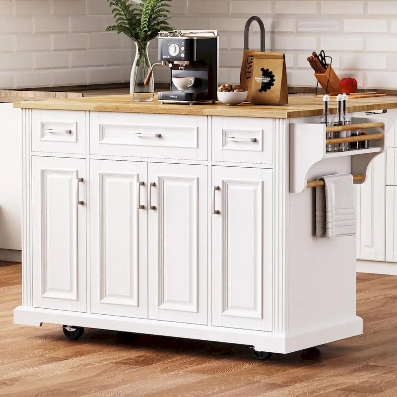 Grand îlot de cuisine avec rabat en bois, desserte de cuisine roulante texturée en relief avec portes et tiroirs avec rangement pour la cuisine, blanc