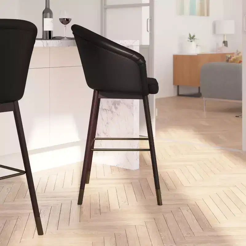 Tabouret de bar moderne avec structure en bois et accents métalliques