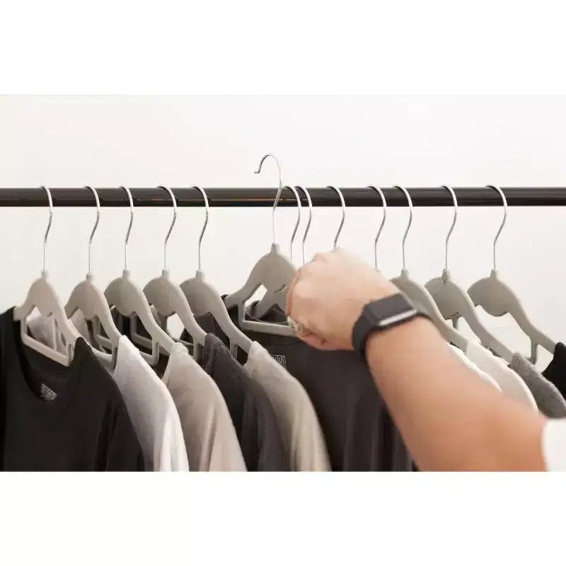 Portant à vêtements pour suspendre les vêtements et exposer les accessoires