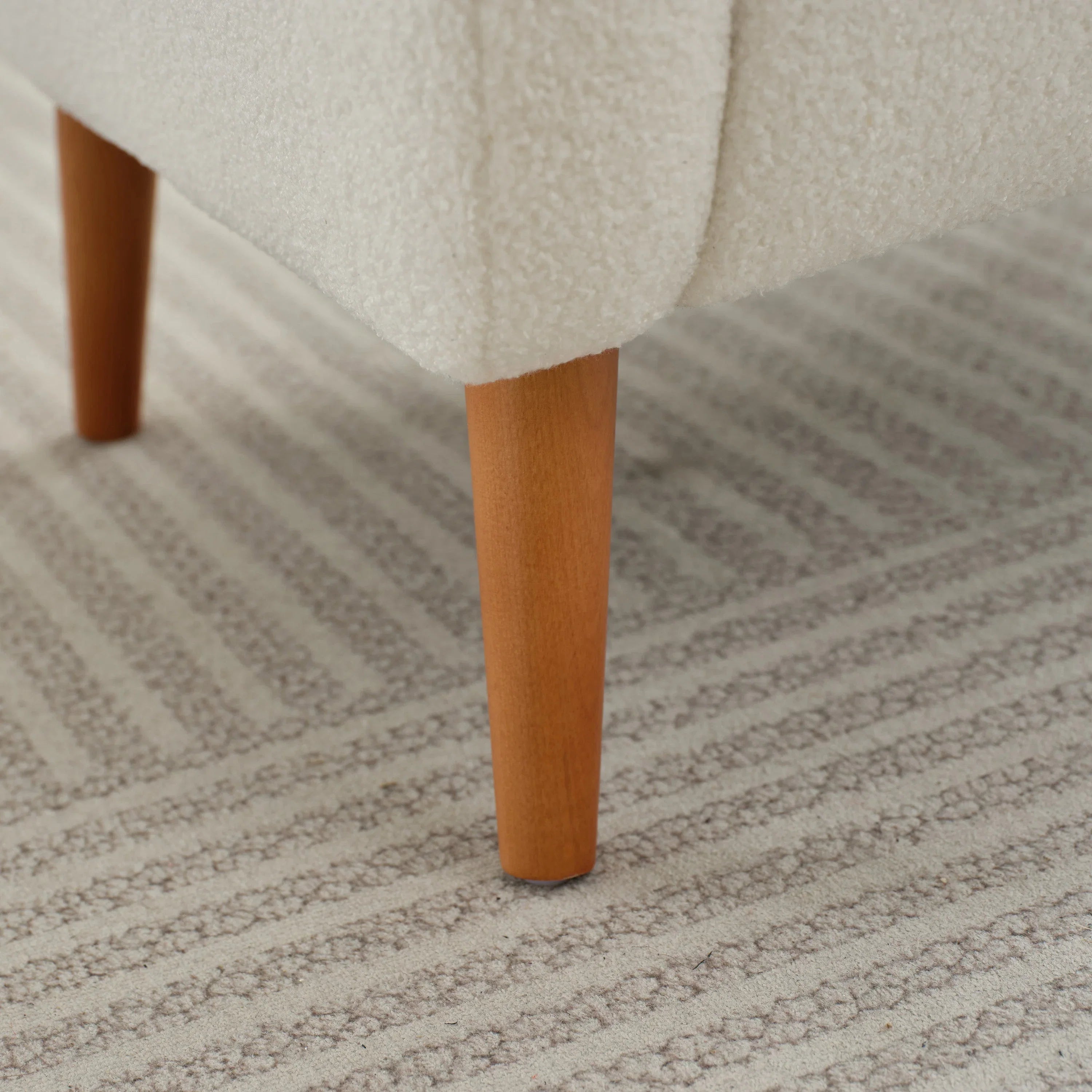 Fauteuil club capitonné moderne avec accoudoirs, canapé simple
