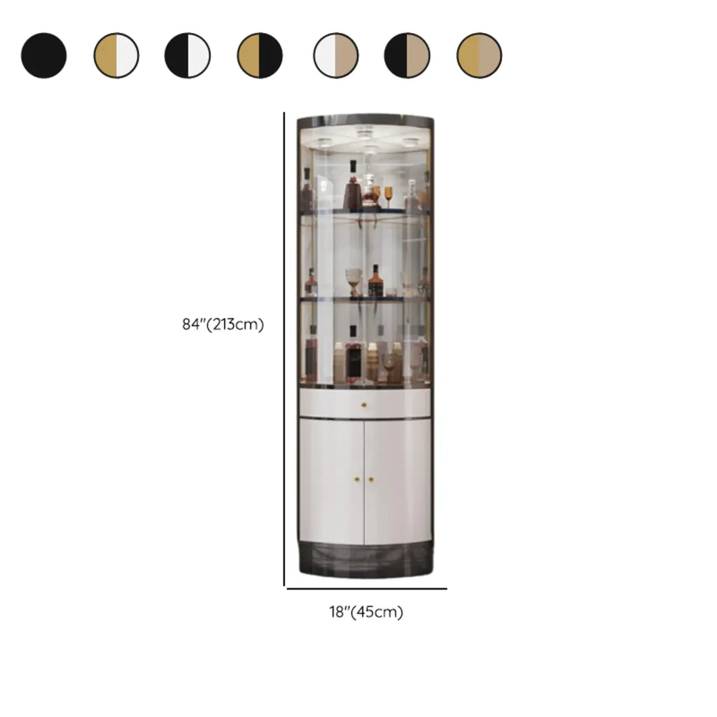 Meuble d'angle à vin avec étagères en verre et métal à plusieurs niveaux